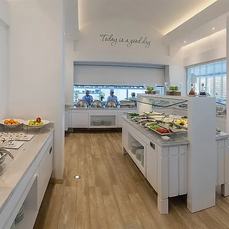 The Beachfront Adult Only 16 מלון