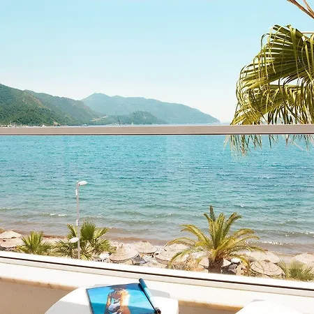 The Beachfront Adult Only 16 酒店