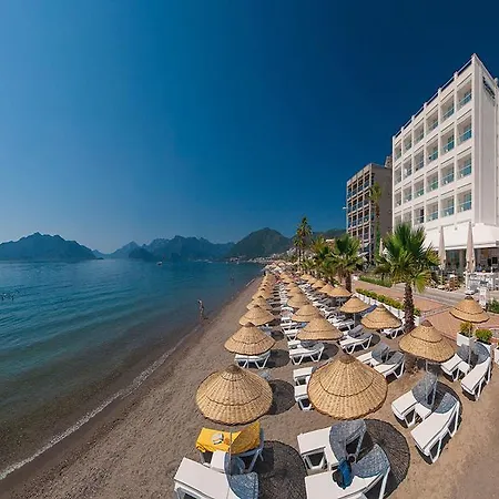 The Beachfront Adult Only 16 فندق